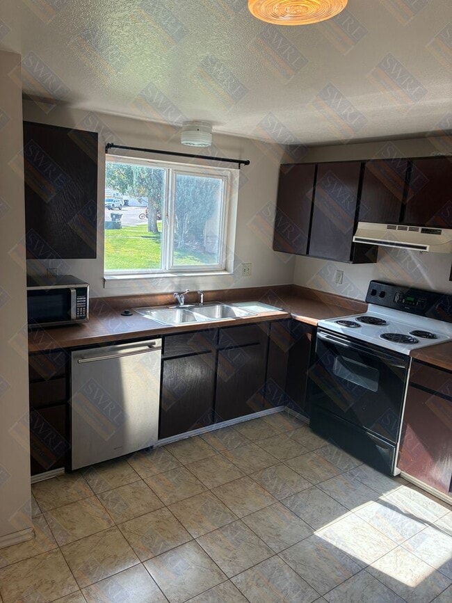 Building Photo - 855 Mocassin-