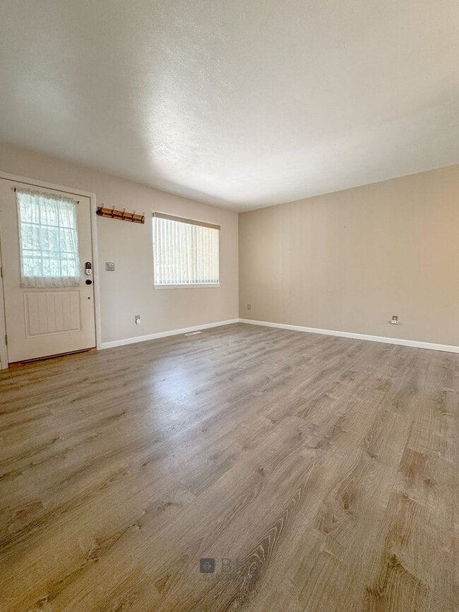 Building Photo - NEWLY UPDATED 2 BED/ 1 BATH SINGLE FAMILY ...