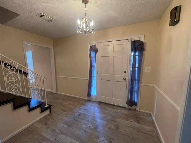 Foto del edificio - Lovely Two-Story Brick Home Located In "Western Hills" Off Pines Road