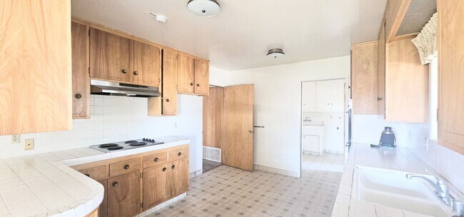 Foto del edificio - 5 bed 2.5 bath Single Story With 3 CAR Gar...