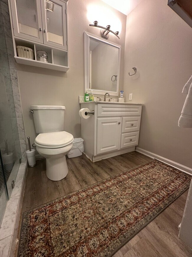 Foto del edificio - Beautiful Condo walking distance to Grand Boulevard!