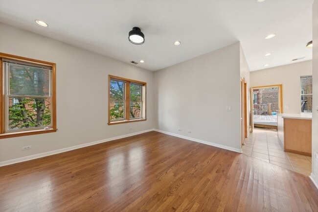 Foto del edificio - 2227 N Western Ave