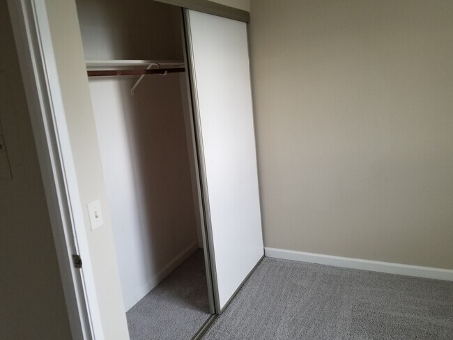 Building Photo - 685 Dartmore Ln