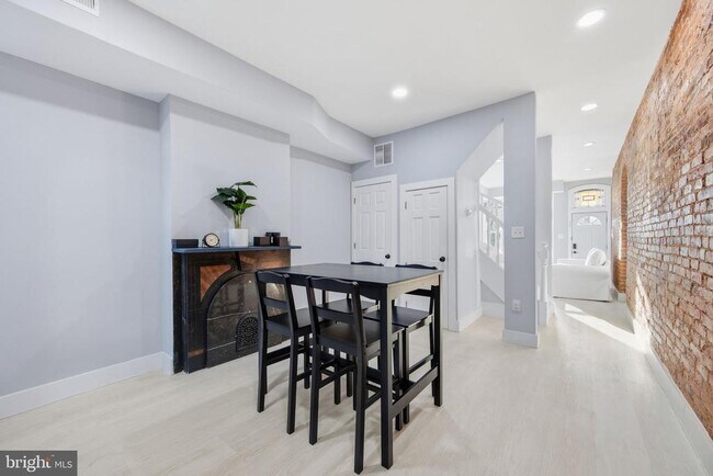 Building Photo - 1015 Riverside Ave