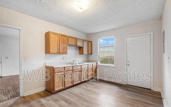 Building Photo - 330 W 26th St