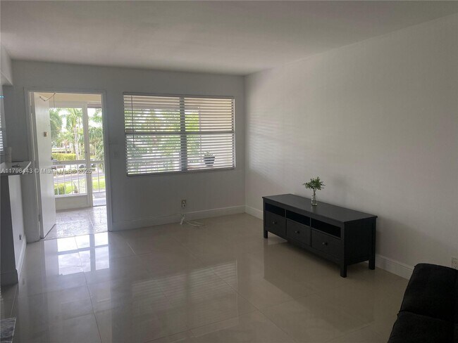 Foto del edificio - 300 Layne Blvd