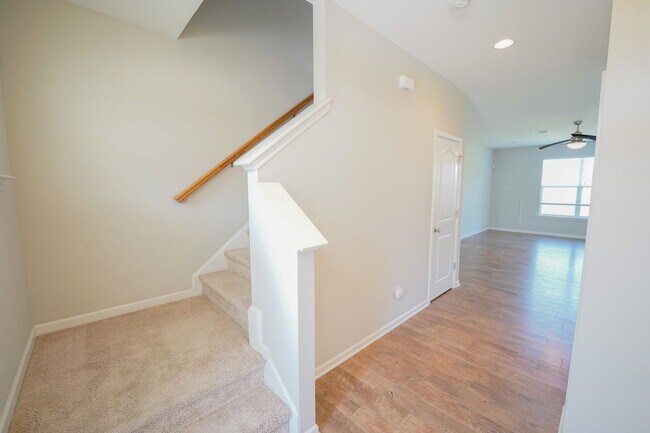 Foto del edificio - Coming Available!