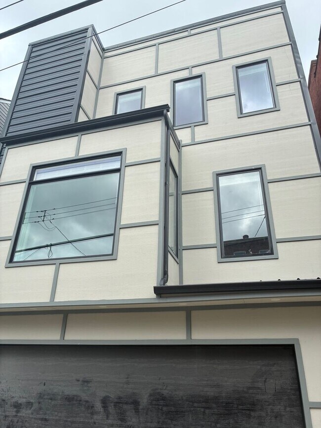 Foto del edificio - Extravagant New Construction in Polish Hill – A Must-See Luxury Rental!