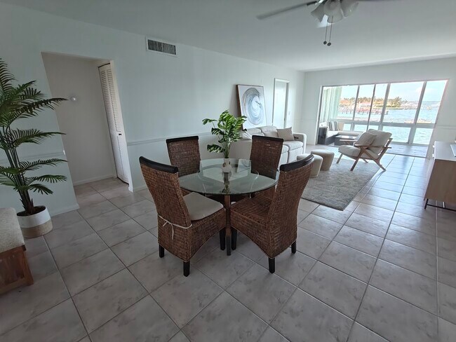 Foto del edificio - 410 Wilma Cir