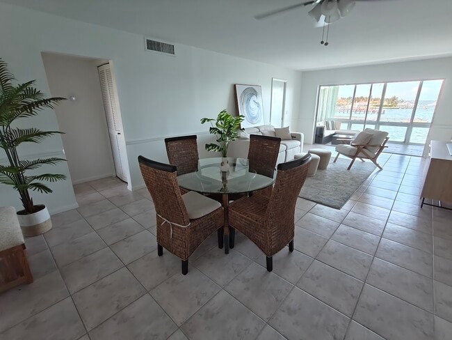 Building Photo - 410 Wilma Cir