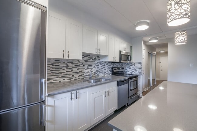 Building Photo - 4800 Maisonneuve Blvd W