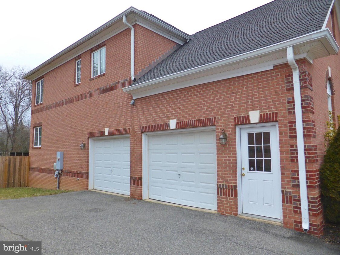 Primary Photo - 2410 Sherwood Hall Ln