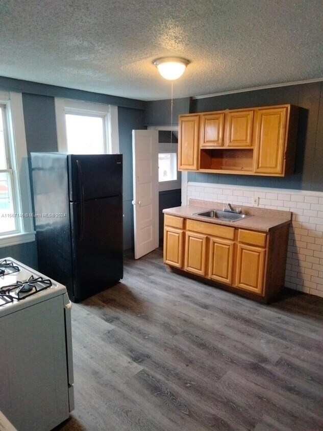 2352 Barnum Ave Unit 4, Stratford, CT 06615 Room for Rent in