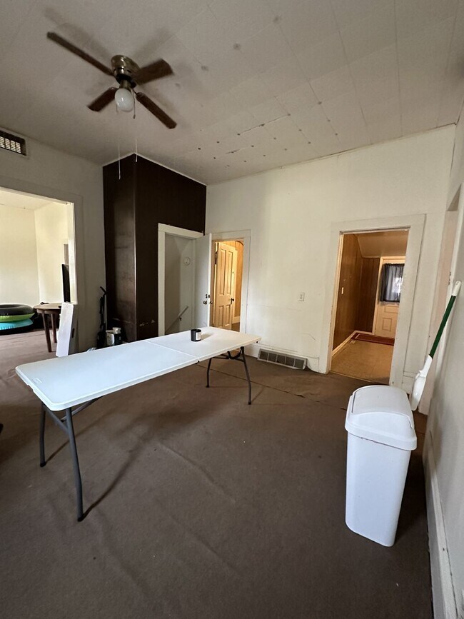 Foto del edificio - 3 bed 1 bath house close to UWEC and Water St! Available June 1st