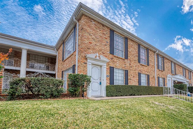 Building Photo - 2121 Fountain View Dr