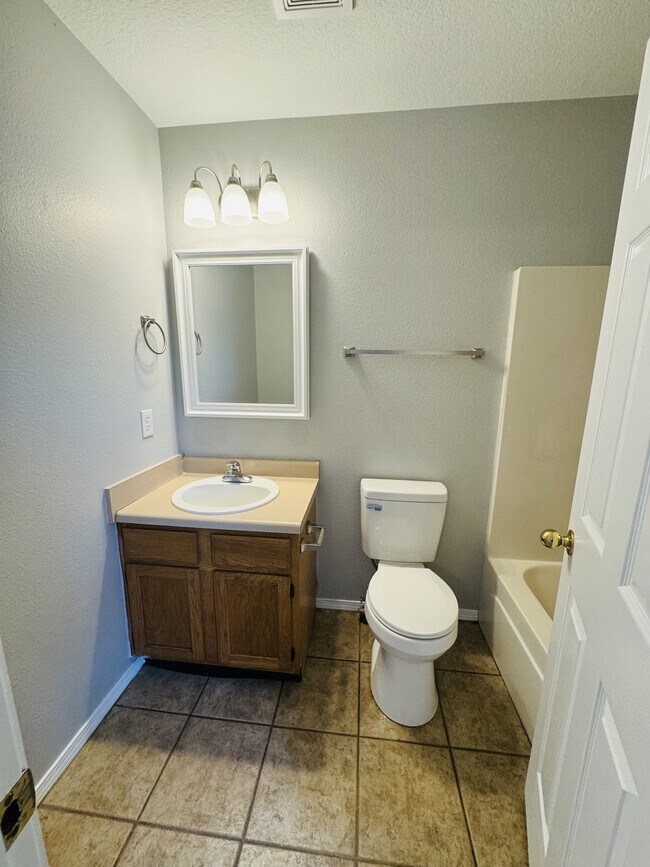 Foto del edificio - 324 Grant Springs Dr