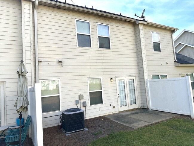 Building Photo - Welcome to Stonebridge! Swim/Tennis/HOA Co...