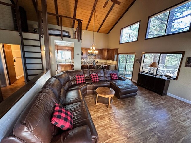 Building Photo - Spacious 4Bd pet friendly home available f...