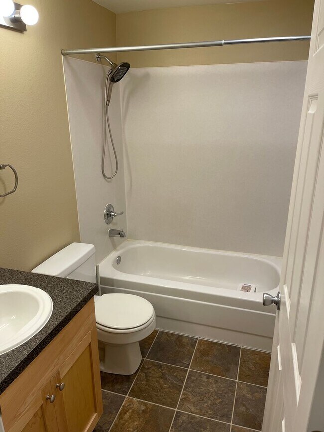 Foto del edificio - Spacious, Top Floor 2 Bed 2 Bath w/Pool an...