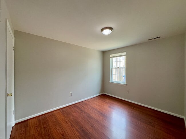 Building Photo - Charming 3Bed/1Bath Family Townhome in Old...