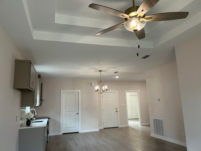 Building Photo - 1411 Los Estribos Dr