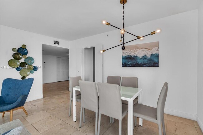 Foto del edificio - 5101 Collins Ave