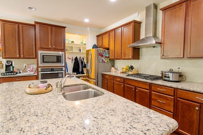 Foto del edificio - Beautiful 3 Bed/2.5 Bath Townhome Nestled ...