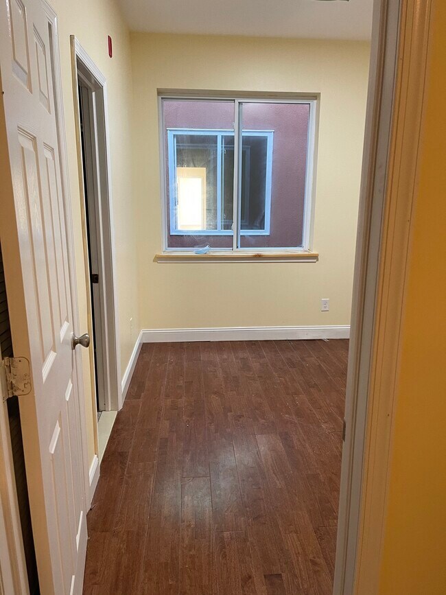 Room - 806 N Broad St
