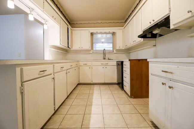 Building Photo - Stunning 3 Bed 2 Bath: Great school district!
