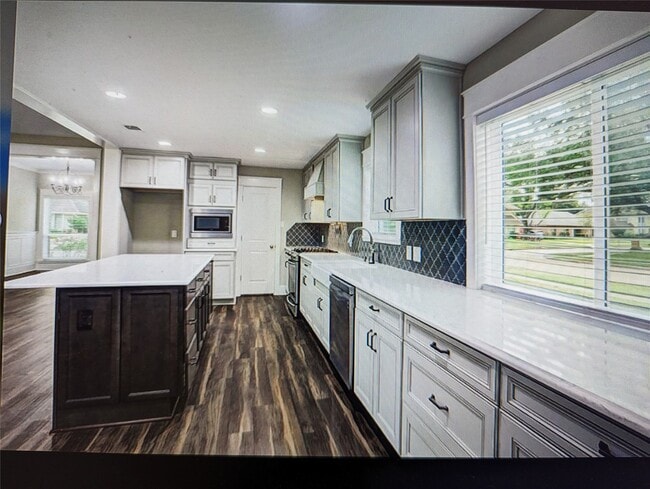 Building Photo - 2826 Edgewood Dr