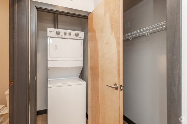 Studio - Closet & Laundry - 245 Kingston Cedar Rapids