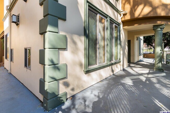 Building Photo - 231 E Burbank Blvd