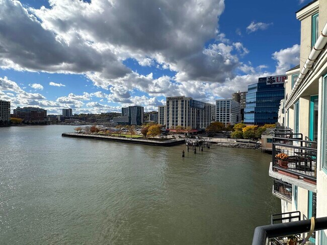 Foto del edificio - 600 Harbor Blvd