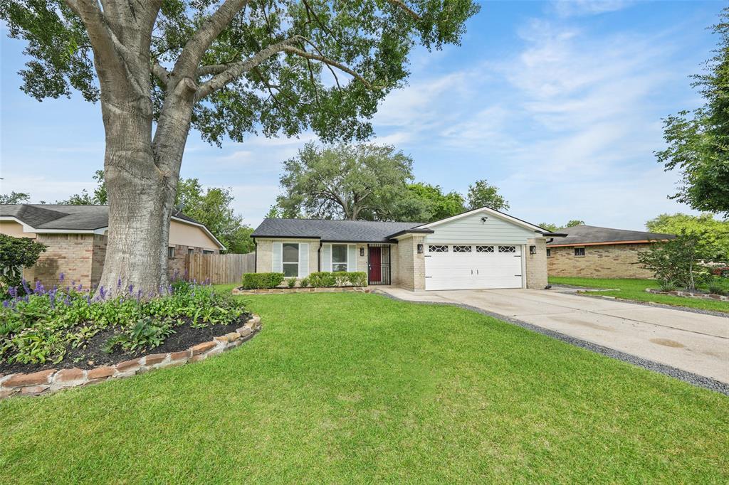 Foto principal - 9607 Rumbling Wood Ln