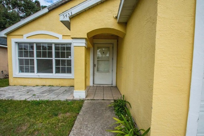 Building Photo - Freshly painted 3 Bedroom 2 Bathroom Home