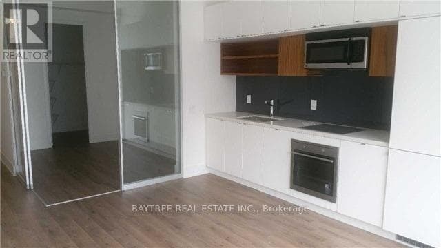 Photo du bâtiment - 111 St Clair Ave W