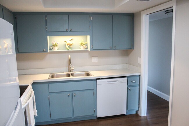 Building Photo - Island House corner Condo