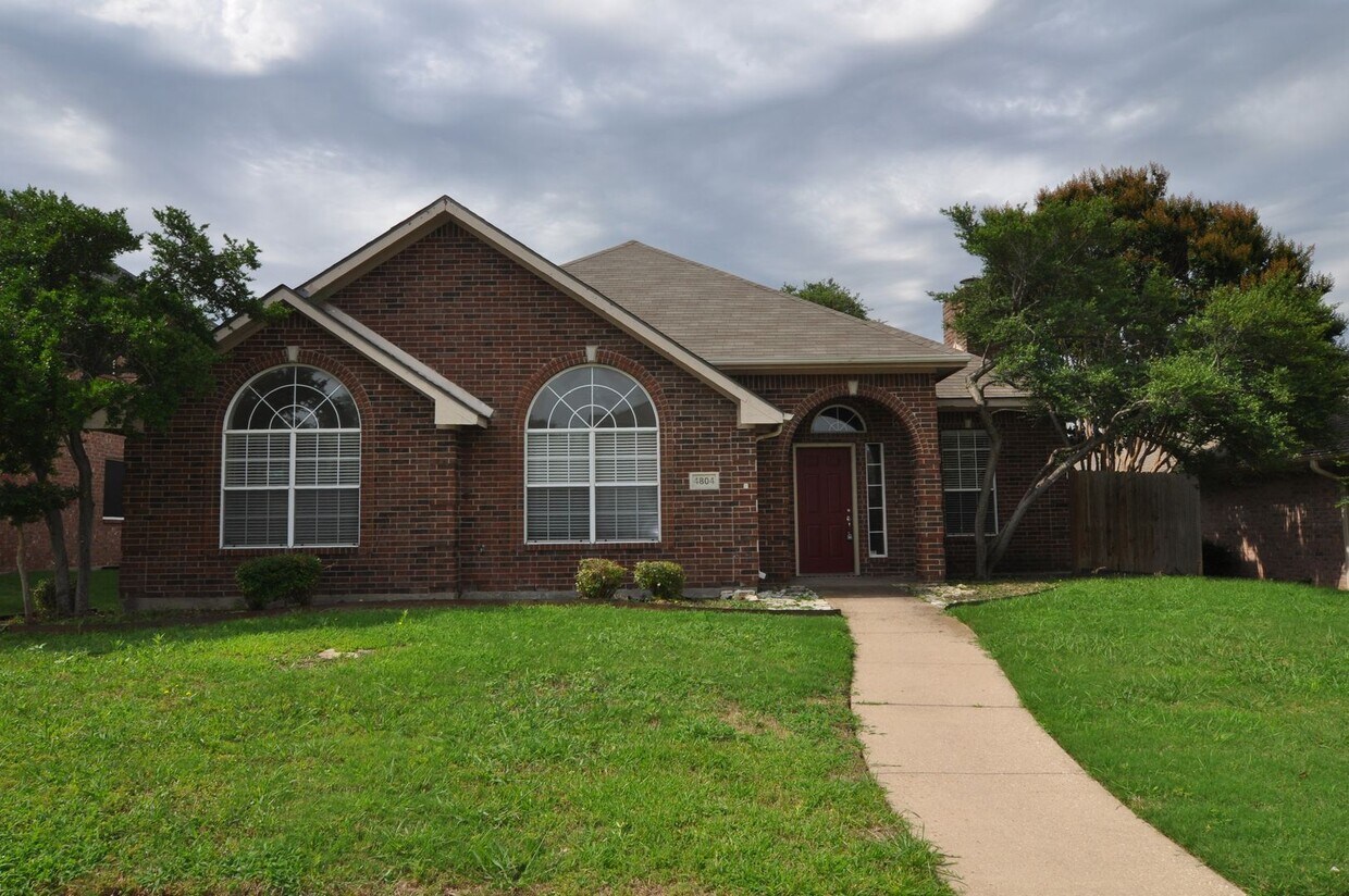 Primary Photo - Welcome to this charming 3-2-2 brick home ...