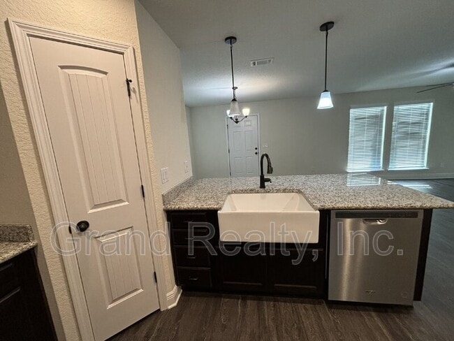 Foto del edificio - 4415 Village Oak Ln