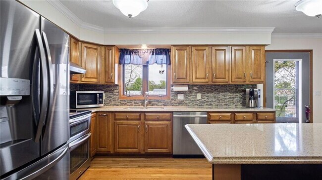 Foto del edificio - Spacious 4-Bedroom Home with Fenced Yard, ...