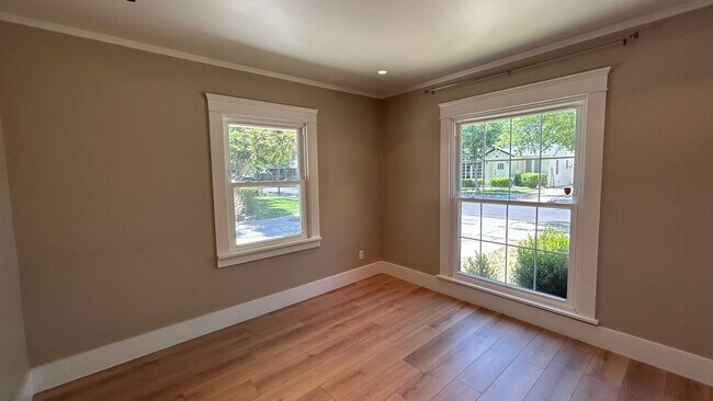 Building Photo - 534 Adam Ave