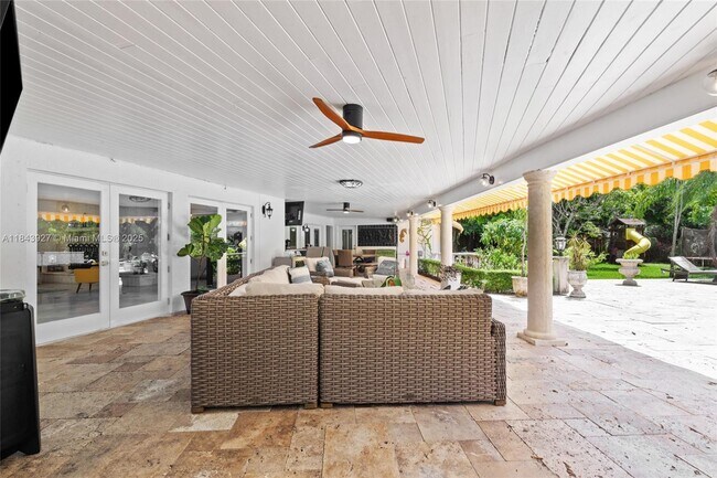 Foto del edificio - 12300 Old Cutler Rd