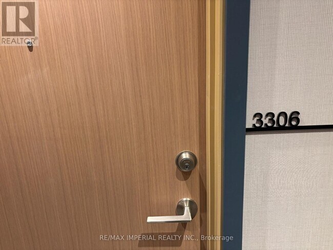 Photo du bâtiment - 395 Square One Dr