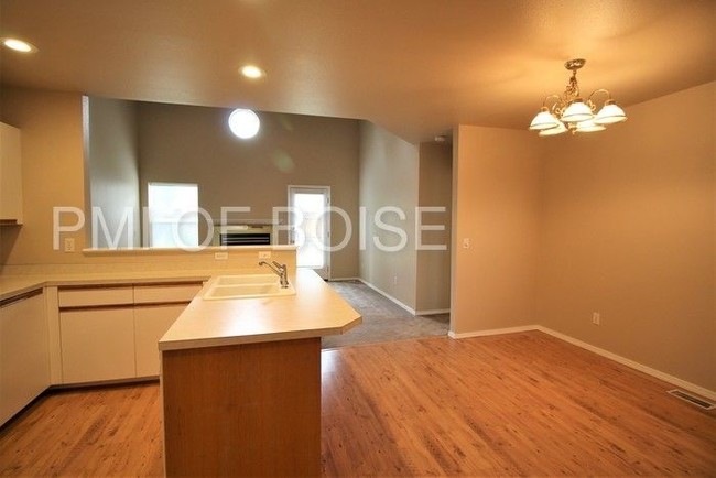 Building Photo - 5905 N Cobbler Ln