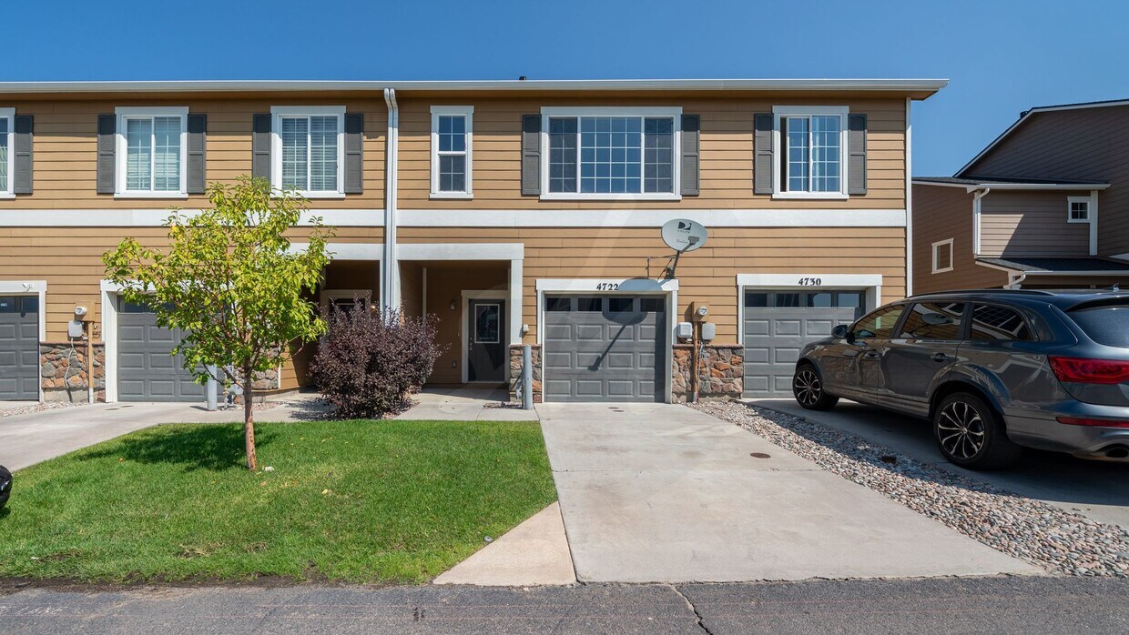 Foto principal - Two story townhome in Soaring Eagles