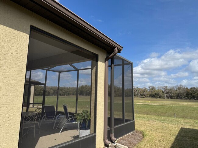 Terraza cubierta ampliada con vistas al pasto. - 9645 SW 63rd Loop