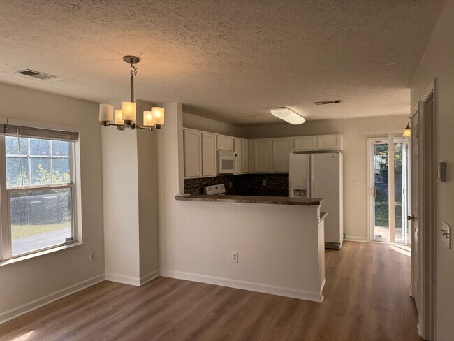 Building Photo - Great 2BR Townhome in Bellevue