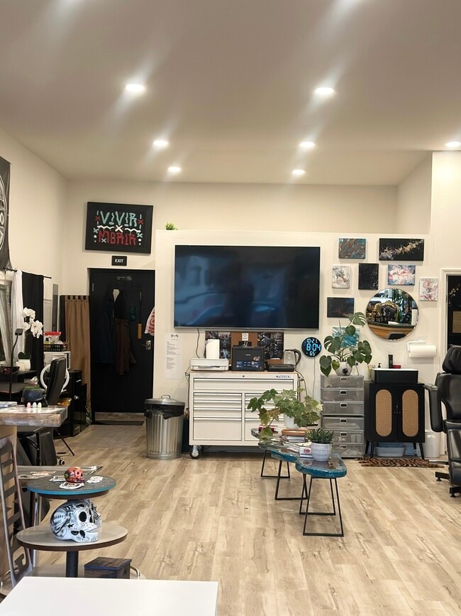 Building Photo - 911 E 5th St