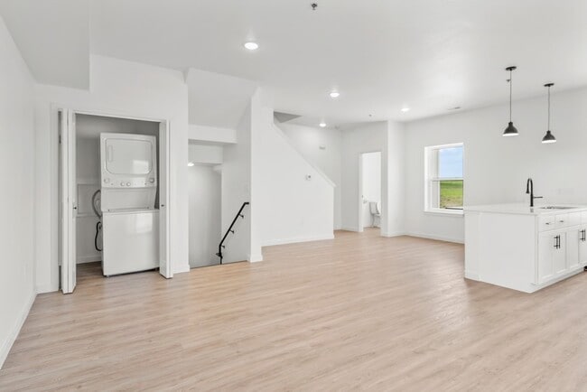 Building Photo - Woodline Townhomes