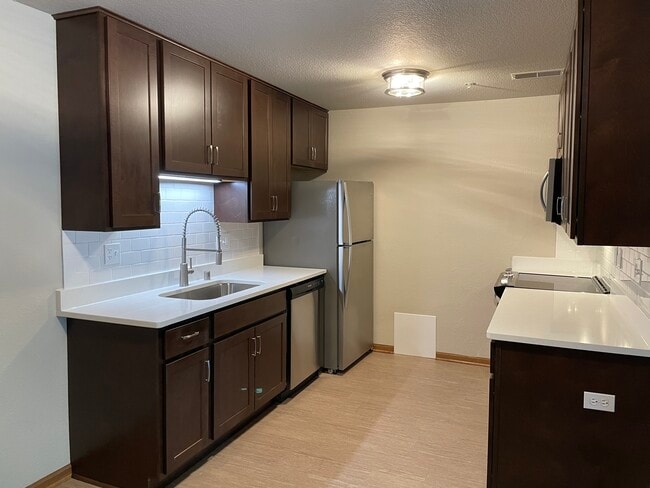 Building Photo - Parkwood Lake Apartments